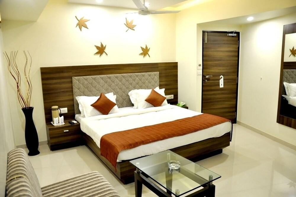 Hotel Ashish Ахмедабад Экстерьер фото