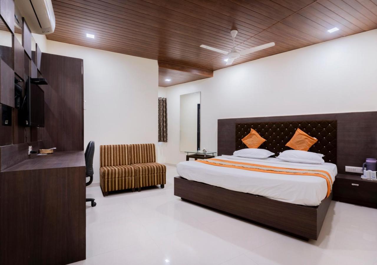 Hotel Ashish Ахмедабад Экстерьер фото