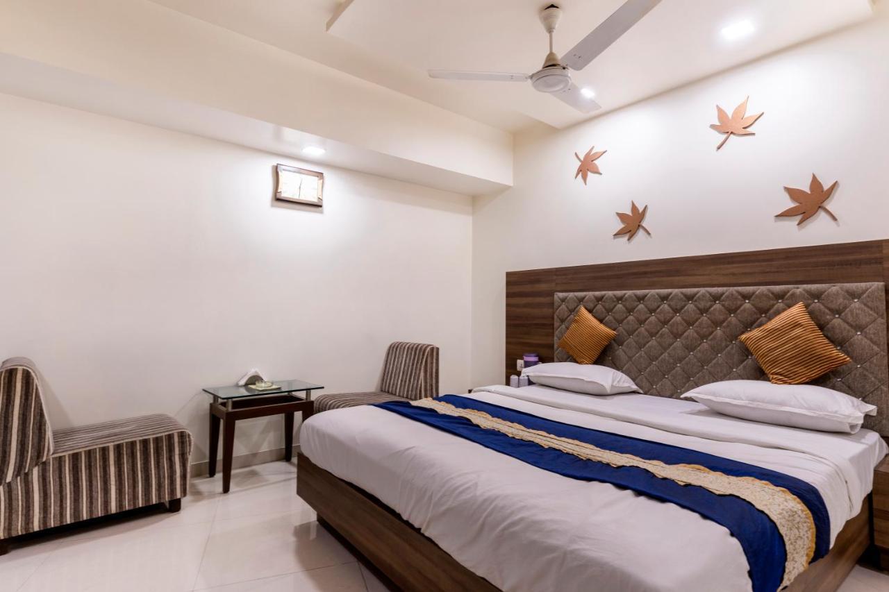 Hotel Ashish Ахмедабад Экстерьер фото