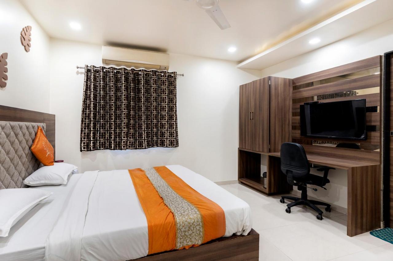 Hotel Ashish Ахмедабад Экстерьер фото