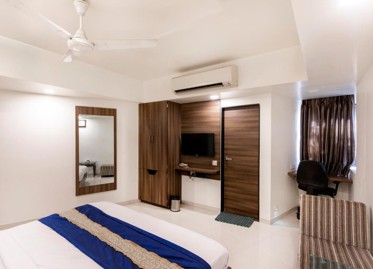 Hotel Ashish Ахмедабад Экстерьер фото