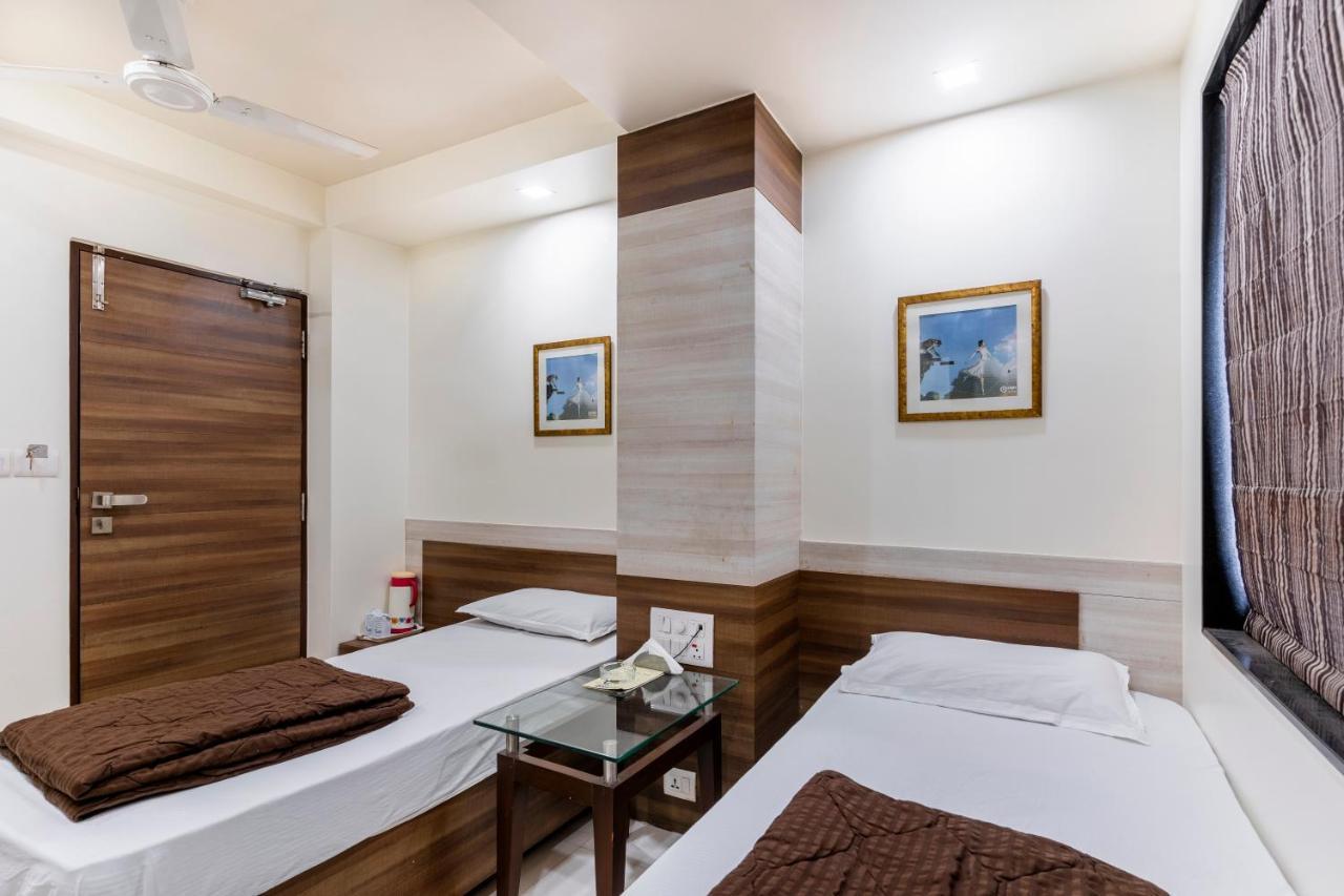 Hotel Ashish Ахмедабад Экстерьер фото
