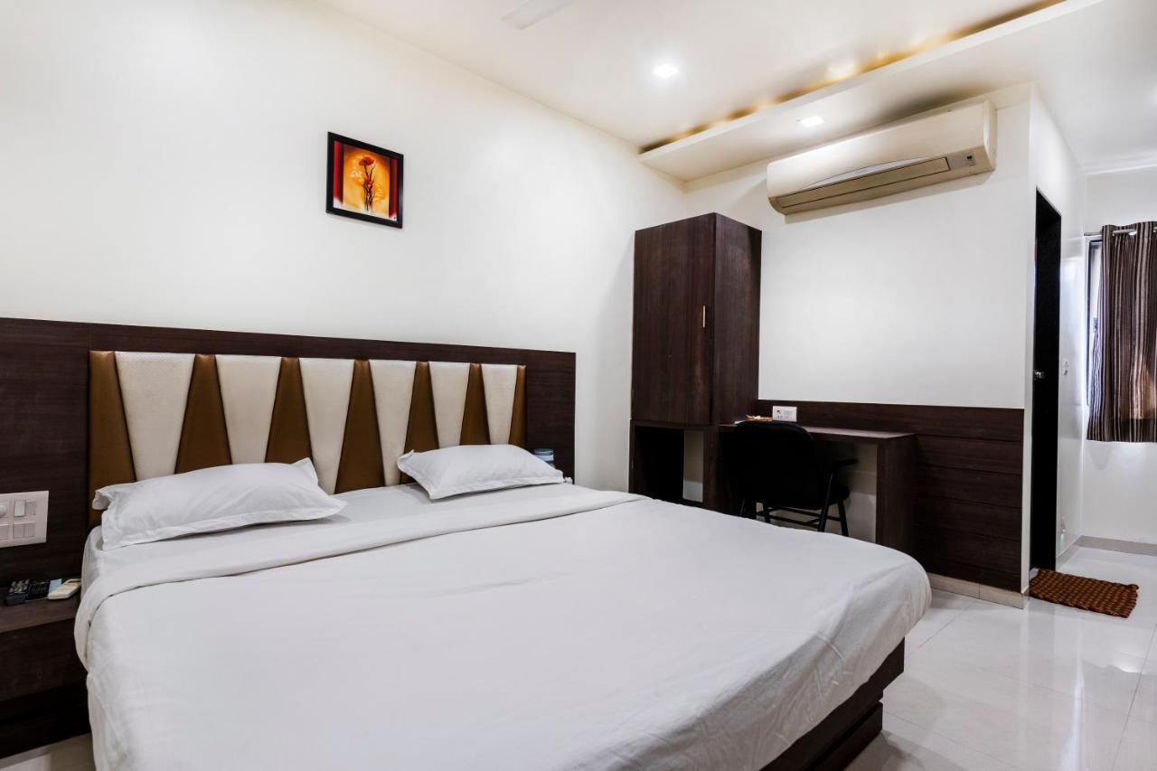 Hotel Ashish Ахмедабад Экстерьер фото