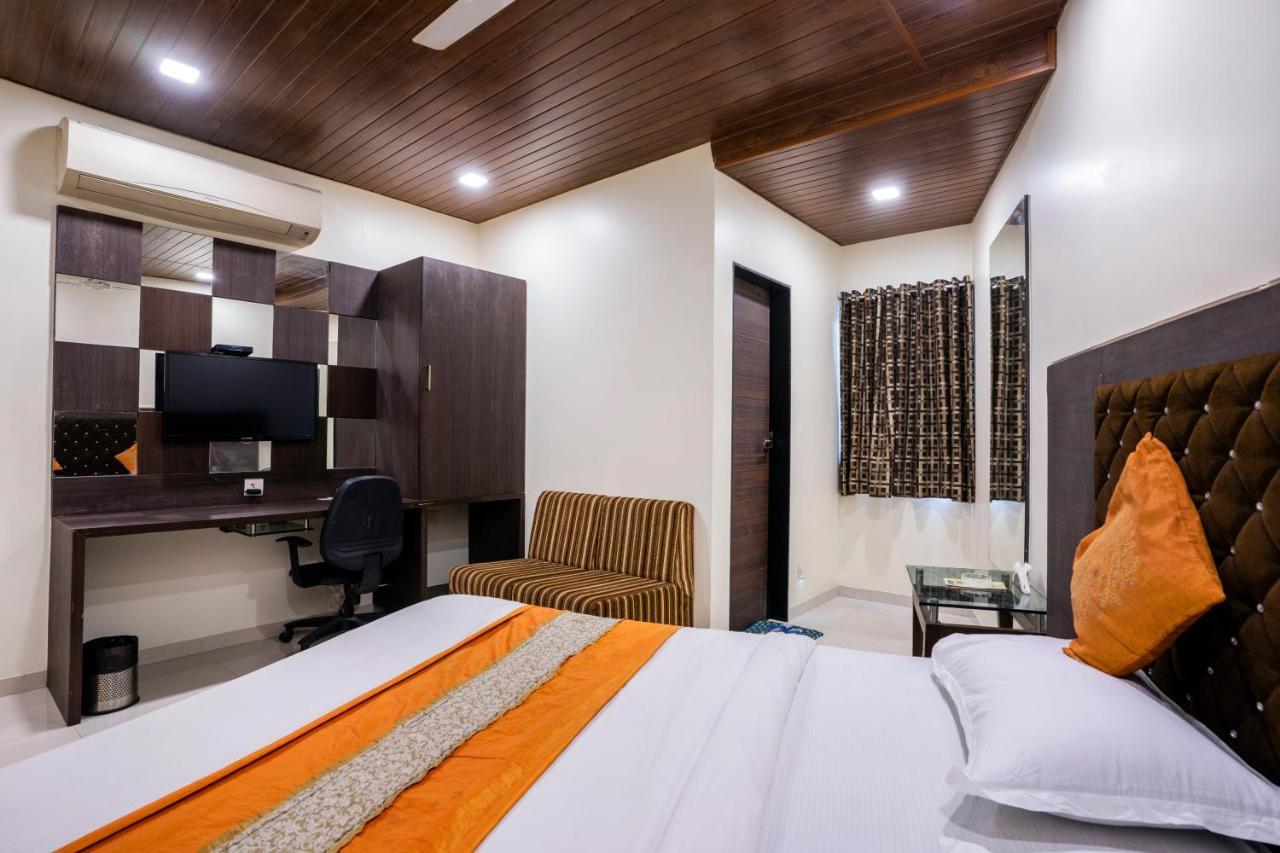 Hotel Ashish Ахмедабад Экстерьер фото