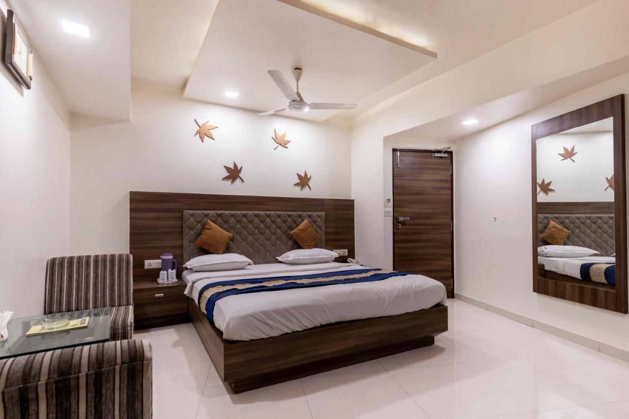 Hotel Ashish Ахмедабад Экстерьер фото