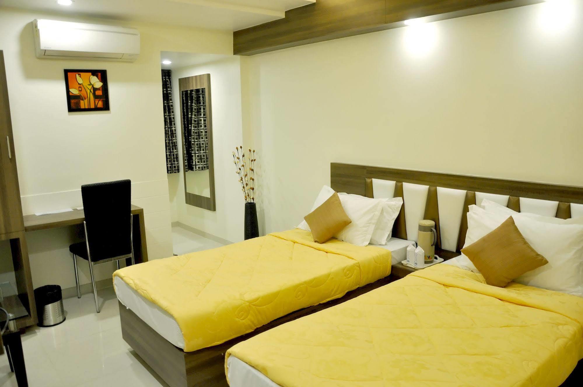 Hotel Ashish Ахмедабад Экстерьер фото